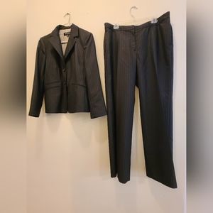 Kasper women's pin stripe suit 2 piece